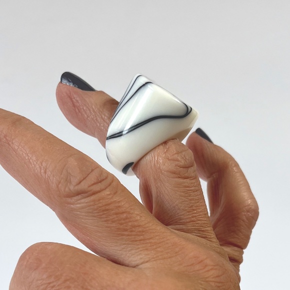 Vintage Lucite Ring Chunky Flat Top Dome White Black Marble Swirl Statement - Picture 1 of 14